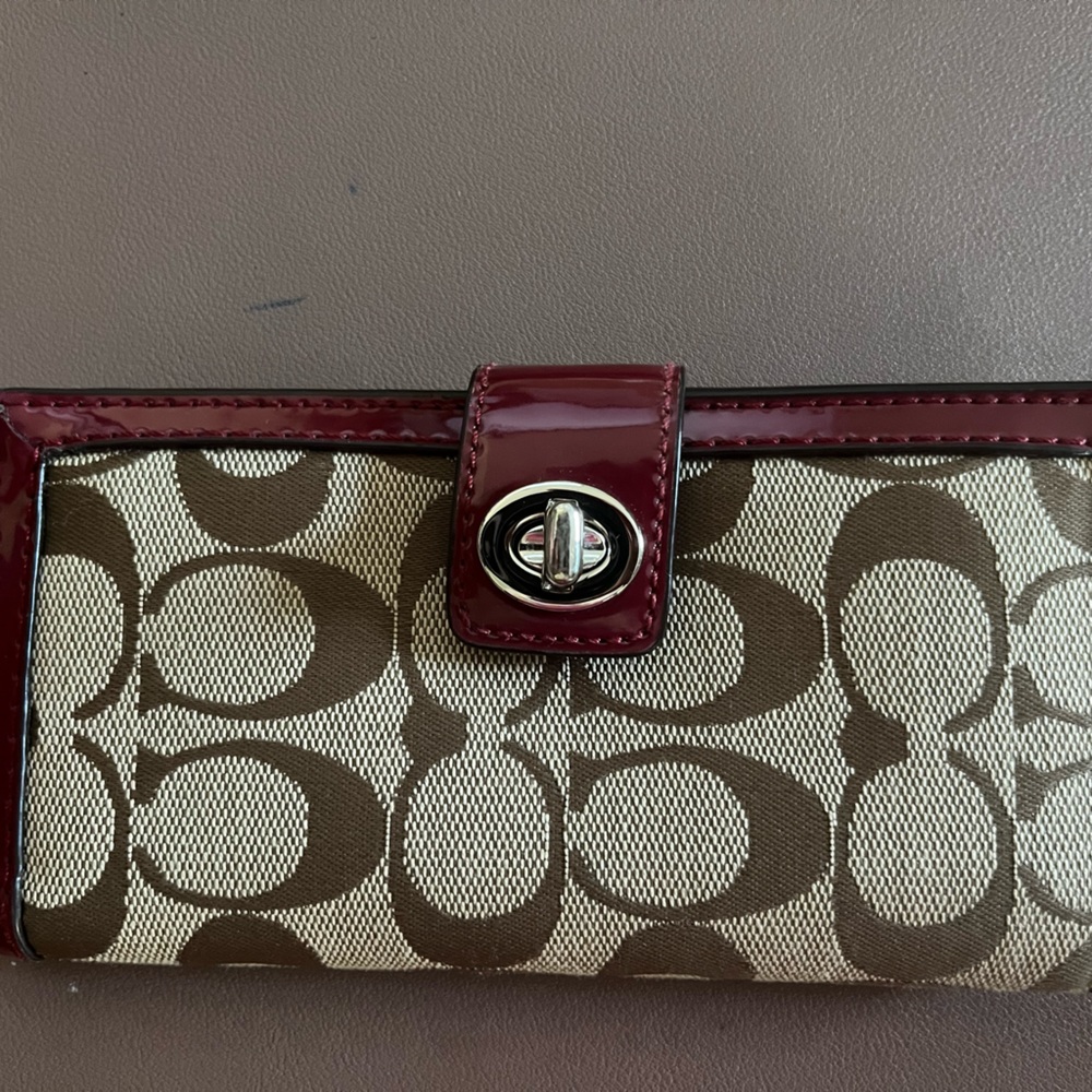 Slim Trifold Wallet In Signature Canvas
Gently used - perfect condition